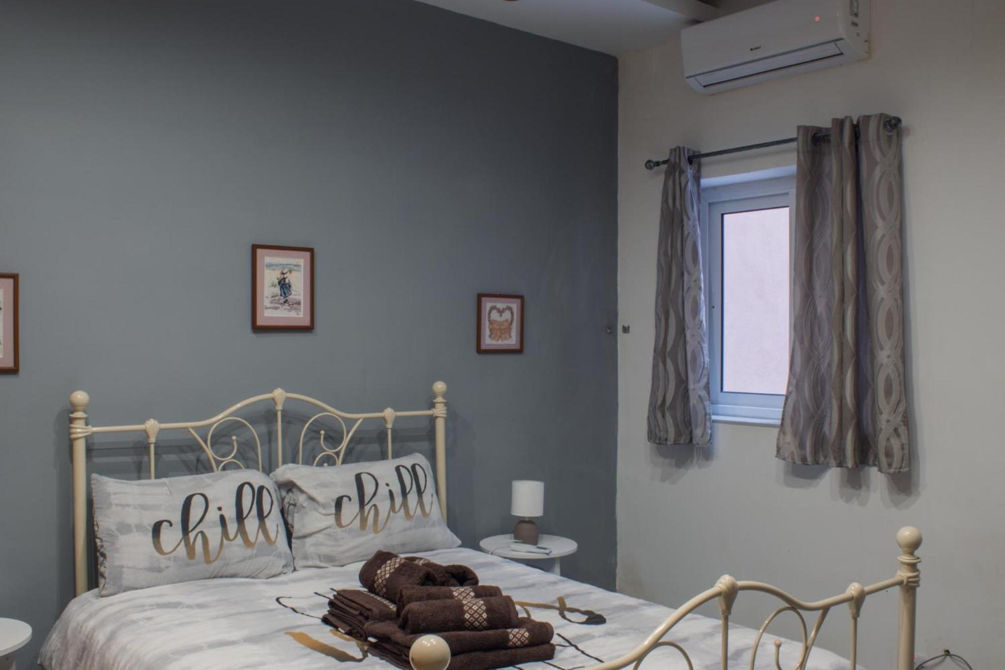 Brand New 3 Bdr In A Quaint Village Apartament